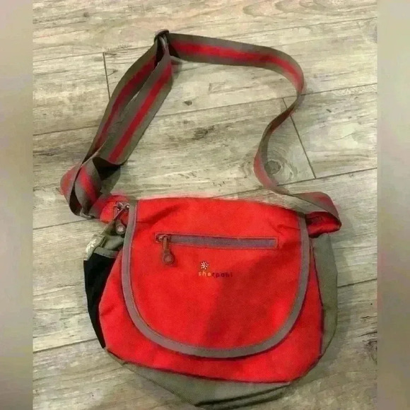 Sherpani red purse - Picture 1 of 7